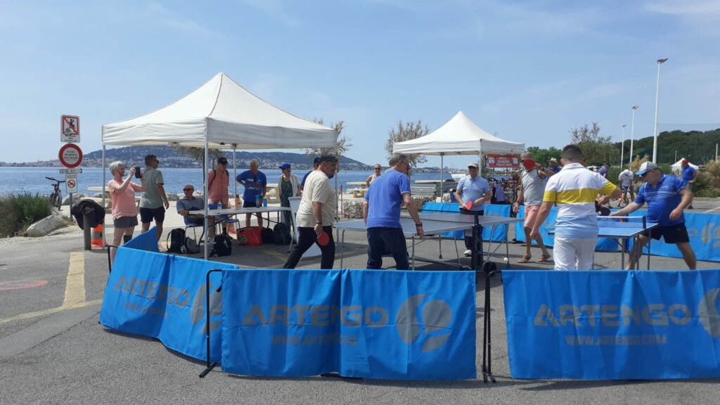 Participants jouant au tennis de table en plein air à Balaruc-les-Bains