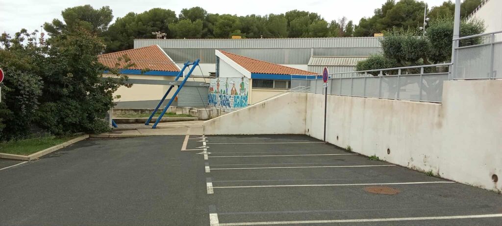 11 – Parking piano tiroir face salle de ping